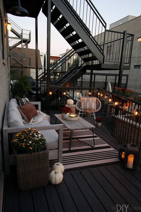 How to cozy up your patio for fall! On our fall patio we added some colored mums, pumpkins, and cozy pillows and throws to make the space extra comfortable on those cool nights! #patio #falldecor #fall #homedecor #outdoor Cozy Fall Patio, Outdoor Deck Lighting, Fall Patio, Green Terrace, Outdoor Glider, Balcony Decoration, Diy Playbook, Outdoor Remodel, Outdoor Deck Furniture