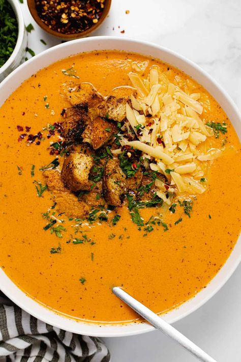 Roasted Red Pepper & Smoked Gouda Soup | You are just 30 minutes away from enjoying this super simple roasted red pepper soup! Jarred roasted red peppers, smoked Gouda, heavy cream and dried herbs combine for the most flavorful vegetarian soup ever! Roasted Red Pepper Gouda Soup, Smoked Gouda Soup, Gouda Soup, Vegan Tomato Soup, Roasted Red Pepper Soup, Red Pepper Soup, Smoked Cheese, Pepper Soup, Croutons Homemade