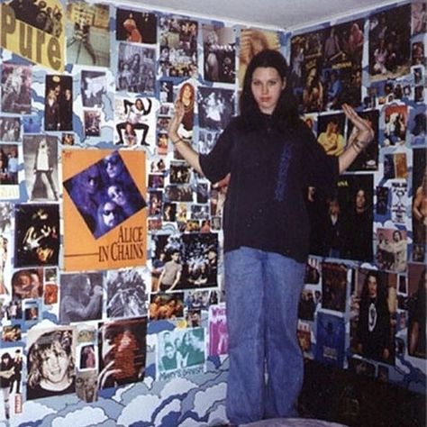 Y2K DAILY 🍒 on Instagram: “which slide would your 90s/00s room look like?” 00s Room, Grunge Bedroom, Retro Room, Grunge Room, Indie Room, Room Deco, Aesthetic Rooms, Teenage Bedroom, Dreamy Room