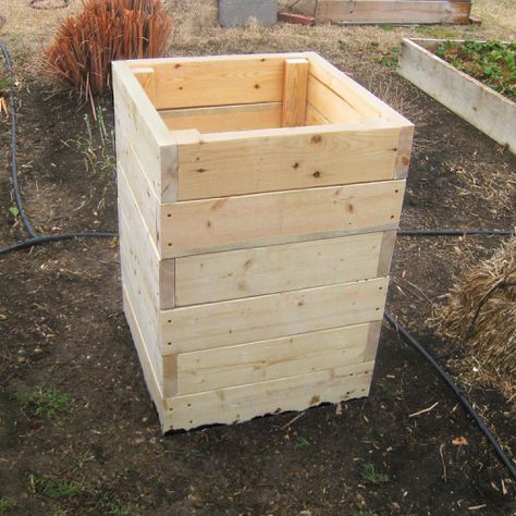 Like the floors of a building, this "growing" box can produce a bumper crop of potatoes in a small area. Raised Planter Boxes Plans, Garden Box Plans, Potato Planter, Potato Box, Potato Planters, Planter Box Plans, Raised Planter Boxes, Grow Boxes, Wooden Planter