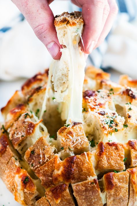 Cheesy Garlic Herb Pull Apart Bread - Ooey,gooey cheesy goodness wrapped up in a simple, pull apart rosemary bread loaf, done in just 25 minutes! Last Minute Appetizer, Pesto Cheese, Holiday Appetizers Recipes, Bread Easy, Quick And Easy Appetizers, Easy Appetizers, Pull Apart Bread, Bread Bowls, Holiday Appetizers