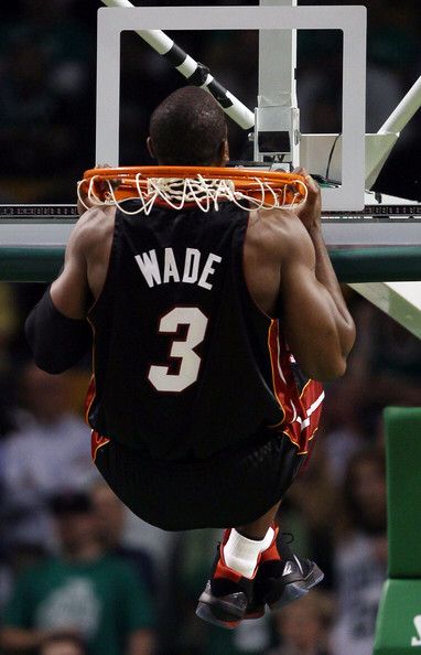 D Wade, Train Insane Or Remain The Same, Kobe Bryant Nba, Basketball Players Nba, Cool Nike Wallpapers, Nba Miami Heat, Basketball Photos, Kobe Bryant Wallpaper, Basketball Posters