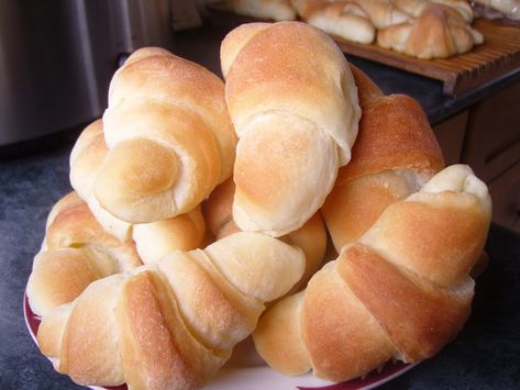 Butterhorn Rolls Recipe, Sunday Bread, Butterhorns Recipe, Chocolate Fudge Cake Recipe, Holiday Recipies, Mennonite Girls Can Cook, Mennonite Recipes, Bread Winners, Brunch Bread