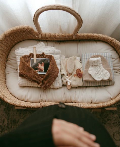 Artisan Moses Basket, Birth announcement, expecting mama, tiny baby clothes @roxanall_ Crib Photos, Pregnancy Announcement Pictures, 4d Ultrasound, Maternity Photography Poses Pregnancy Pics, Baby Announcement Pictures, Baby Moses, Baby Moses Basket, Pregnancy Fashion, Baby Room Neutral