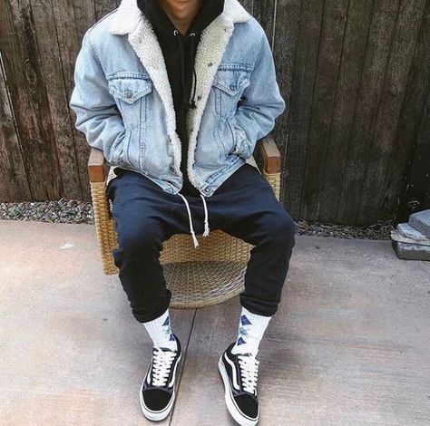 Denim Jacket Men Outfit, Sleeveless Denim Jacket, Looks Hip Hop, Fashion Catwalk, Mens Fashion Denim, Streetwear Outfit Ideas, Mens Fashion Edgy, Hipster Man, Fashion Male