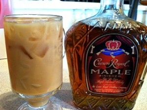 Maple Drinks, Crown Royal Recipes, Crown Royal Drinks, Maple Coffee, Vanilla Iced Coffee, Maple Recipes, Coffee Tumblr, Coffee Painting, Coffee Plant