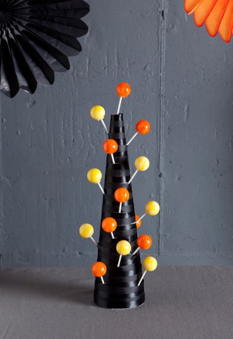 Halloween lollipop stand. Would love this for my party! Sucker Tree, Kids Birthday Party Themes, Lollipop Stand, Lollipop Display, Ribbon Bow Tutorial, Halloween Lollipop, Lollipop Tree, Classroom Halloween, Classroom Halloween Party