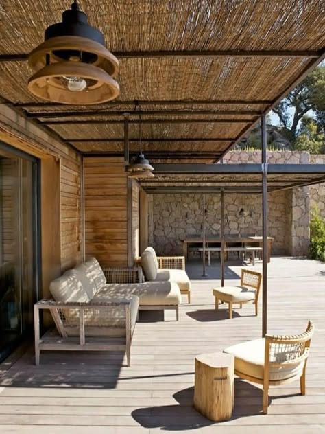 Comment abriter sa terrasse du soleil… | Moltodeco, le blog déco et design d'Emmanuelle Paris Building Motivation, Bamboo Fencing, Pergola Swing, Metal Pergola, Pergola Design, Wooden Pergola, Backyard Pergola, Patio Roof, Pergola Plans