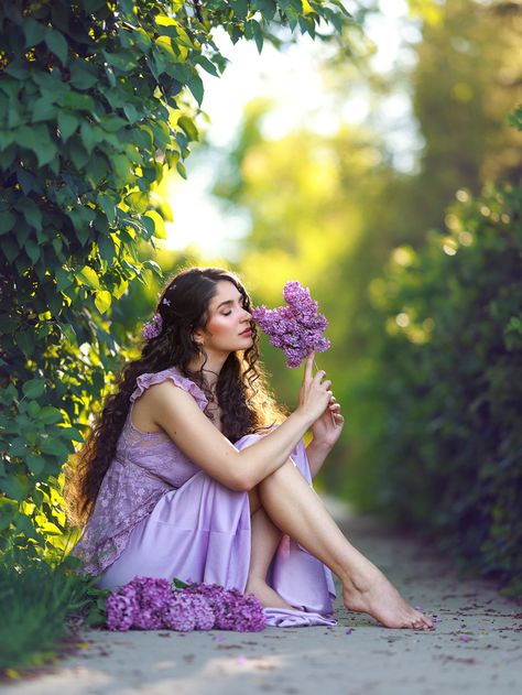 Watch how I took this shot on my YouTube channel : https://youtu.be/vgmuxmOATtY... #fstoppers Lilac Photoshoot, Natural Light Photoshoot, Irene Rudnyk, Light Photoshoot, Photoshoot Behind The Scenes, Studio Portrait Photography, Colorful Portrait, Free Youtube, How To Pose