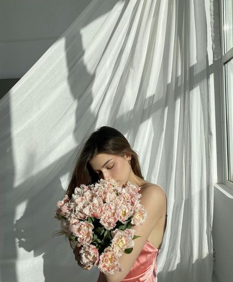 Bouquet Poses, Club Dresses Short, Debut Photoshoot, Streetwear Dress, Bodycon Party Dress, Satin Bodycon Dress, Flower Photoshoot, Dreamy Photography, Summer Elegant