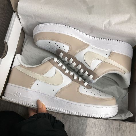 c5cc17e395d3049b03e0f1ccebb02b4ddesc49146103ri Air Force 1 Brown, Tenis Air Force, Nike Air Force 1 Custom, Painted Sneakers, Dr Shoes, All Nike Shoes, Air Force 1 Custom, Custom Air Force 1, Nike Air Shoes