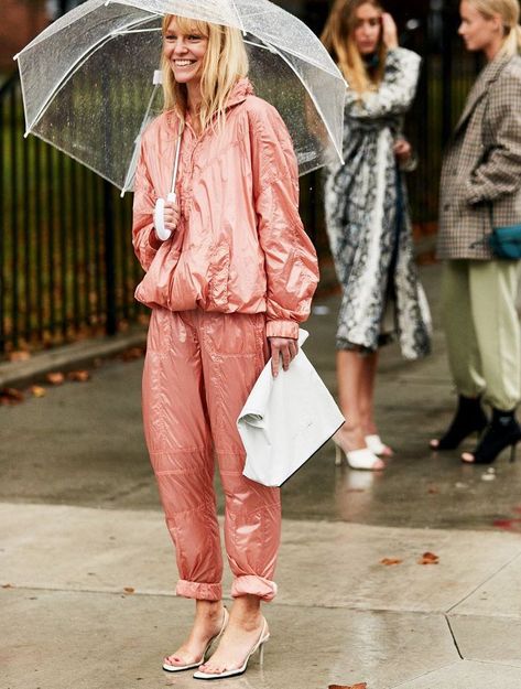 Outsmart Any Downpour With These 21 Rainy Day-Proof Outfits Rainy Day Outfit Street Style, Nyc Outfits Spring, Spring Outfit Women, Rainy Day Outfit For Spring, Rainy Day Outfit For Work, Nyc Fashion Week, New York Fashion Week Street Style, Match Point, Diane Keaton