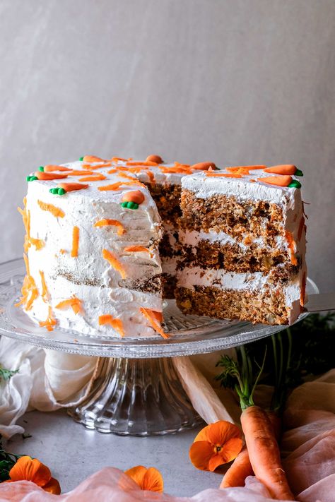 This Low FODMAP Carrot Cake is perfectly sweetened, flavorful, super tender and fluffy, moist, carrot packed and so delicious! | #lowfodmap #glutenfree #carrotcake #glutenfreecake#foodphotography #foodstyling Fodmap Cake, Cake Recipe Birthday, Cheesecake Factory Carrot Cake, Recipe Birthday Cake, Recipe Carrot Cake, Cake Fall, The Best Carrot Cake, Carrot Cake Cheesecake, Vegan Carrot Cakes