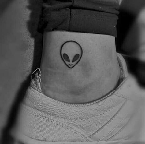 Alien Finger Tattoo, Alien Minimalist Tattoo, Small Alien Tattoo, Tattoos Pokemon, Alien Tattoo Ideas, Men Finger Tattoos, Fantasy Tattoo, Feather Tattoo Meaning, Ufo Tattoo