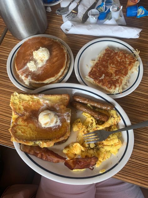 Ihop Breakfast, Breakfast Diner, Supernatural Dr, Mcdonalds Breakfast, Breakfast Platter, Chocolate Covered Fruit, Soul Food Dinner, Big Breakfast, Easy Meal Plans