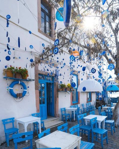 Greek Cafe, Greek Garden, Greek Decor, Greek Restaurants, Eye Decor, Greek Style, Mediterranean Style, Restaurant Interior, Beautiful Places To Travel