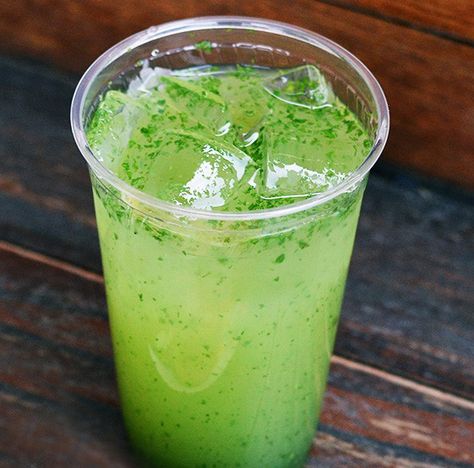 Everyone will love this refreshing cucumber-and-mint infused lemonade at your next backyard party. Cucumber Mint Lemonade, Infused Lemonade, Cucumber Drink, Cucumber Lemonade, Cucumber Detox Water, Mint Drink, Homemade Lemonade Recipes, Sparkling Lemonade, Pineapple Lemonade