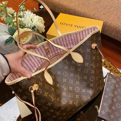 Louis Vuitton Neverfull MM Brown&Rare Pink Interior Tote Lv Tote, Louis Vuitton Mm, Lv Neverfull, Mm Monogram, Luxury Bags Collection, Neverfull Gm, Louis Vuitton Pink, Louis Vuitton Totes, Trunk Bag