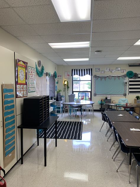 cool and calm aqua and black and white classroom theme Black And White Bulletin Board Ideas, Black And White Classroom Theme, Mint Classroom, Calming Classroom Decor, Teaching Decor, Black And White Classroom, Rug Amazon, Classroom Curtains, Calming Classroom