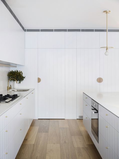 Worker's House by Clayton Orszaczky | Australian Interiors | est living Clayton Orszaczky, 아파트 인테리어, Kitchen Farmhouse, Scandinavian Kitchen, Design Hotel, Australian Homes, Open Plan Kitchen, White Cabinets, Küchen Design