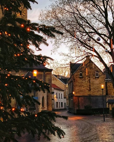 Valkenburg Netherlands, Amsterdam Christmas, England Winter, Famous Places, Autumn Cozy, Winter Aesthetic, Christmas Aesthetic, Cozy Christmas, Nature Travel