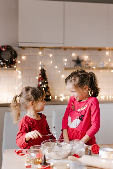 Christmas Baking Kids, Christmas Baking For Kids, Christmas Photos Family, Christmas Photoshoot Kids, Holiday Photography Backdrops, Christmas Cookies Kids, Family Holiday Pictures, Christmas Family Photoshoot, Baby Christmas Photos