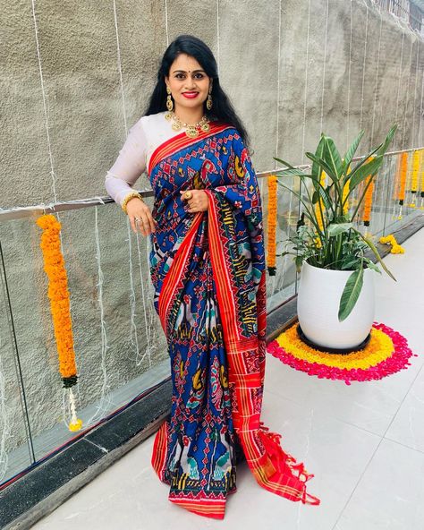 Patola Saree With White Blouse, White Patola Saree, Patola Saree Blouse Designs Latest, Ganga Maa, Patan Patola Saree, Saree Blue, Bridal Sarees South Indian, Patola Sarees, Patola Saree