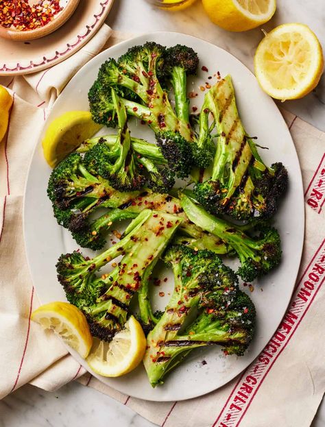 This easy grilled broccoli recipe is a simple, delicious summer side dish! Ready in 20 minutes, it has a perfect crisp-tender texture and smoky flavor. Lemons Recipes, Broccoli Recipes Side Dish, Meatless Meals Healthy, Grilled Vegetable Recipes, Easy Summer Side Dishes, Grilled Broccoli, Summer Side Dish, Vegan Grilling, Broccoli Recipe