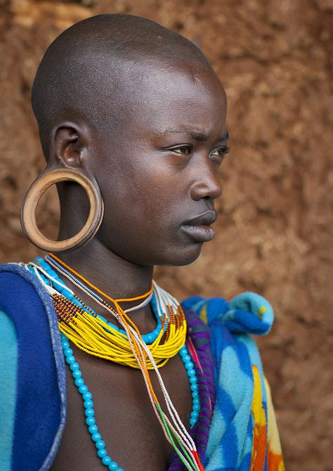 Africa | Suri woman with big ear rings, Kibish, Ethiopia | © Eric Lafforgue Eric Lafforgue, Afrikaanse Mode, African People, We Are The World, Cultural Diversity, Ear Rings, African Culture, African Beauty, People Of The World