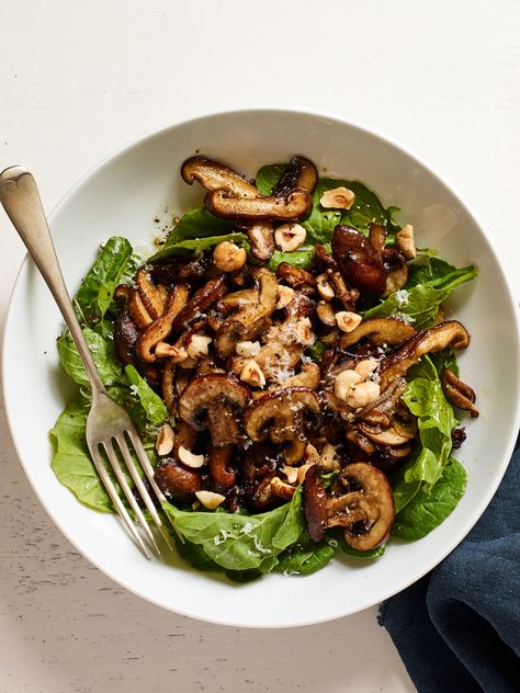 You don’t always think of mushrooms as a salad ingredient, but crispy,  savory mushrooms are a delicious palate opener and can be a main dish  for warm summer nights! Warm Mushroom Salad, Mushroom Salad Recipe, Mushroom Salad, Warm Salad, Passover Recipes, Healthy Comfort Food, Dinner Salads, Vegetable Salad, Delicious Salads