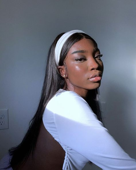 Handbands Hairstyles Headbands, Headband Middle Part, Headband Straight Hair Black Women, Aesthetic Black Hairstyles, Straight Hair With Headband, Soft Girl Hairstyles Black Women, 60s Hairstyles Black Women, Headband Black Women, Baddie Hairstyles With Headband