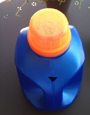 Diy Watering Can Homemade, Diy Watering Can From Plastic Bottle, Diy Watering Can, Laundry Detergent Container, Detergent Container, Plastic Watering Can, Detergent Bottles, Garden Hacks, Gardening Diy