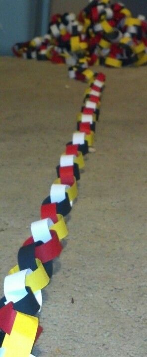 Paper chain streamer for Mickey Mouse party Diy Mickey Mouse, Γενέθλια Mickey Mouse, Mickey Mouse Bday, Mickey Mouse Clubhouse Birthday Party, Disney Countdown, Mickey Mouse Clubhouse Party, Mickey Mouse 1st Birthday, Mickey Birthday Party, Boy Birthday Decorations