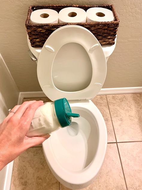 Toilet Bowl Cleaner Diy, Glass Cleaner Recipe, Homemade Toilet Bowl Cleaner, Clean Toilet Bowl Stains, Homemade Glass Cleaner, Toilet Bowl Stains, Toilet Cleaning Hacks, Clean Toilet, Clean Mama