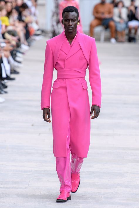 GmbH Spring 2020 Ready-to-Wear Fashion Show - Vogue Mode Queer, Mode Monochrome, Fashion Design Inspiration, Paris Mens Fashion, High Fashion Men, Style Masculin, Pink Suit, Mens Fashion Week, Androgynous Fashion