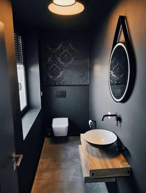 Fugenloser Spachtelboden, Beton Optik, Unikat, echt Schiefer Fensterbank mit untere Schatenfuge, Farbe schwarz Matt, Fußleiste Seidenmatt schwarz Mini Bad, Toilette Design, Wc Design, Bad Inspiration, Black Bathroom, Bathroom Decor, New Homes, Quick Saves, Design