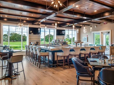 Country Club Design, Golf Bar, Club Interior, Clubhouse Design, Golf Clubhouse, House Country, Golf Country Club, Dining Design, Coastal Contemporary