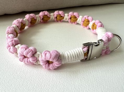 Macrame For Pets, Macrame Dog Collar Diy, Macrame Pet Collar, Macrame Dog Collar, Dog Collar Diy Tutorials, Macrame Pet, Pet Collars Diy, Macrame Daisy, Boho Dog Collar