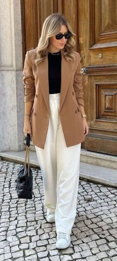 Tuesday Outfit Casual, How To Style Beige Blazer, Korean Business Attire, Outfits Con Blazer Beige Mujer, Caramel Blazer Outfit, Saco Beige Mujer Outfit, Beige Blazer Outfits Women Classy, Old Money Office Outfit, Beige Blazer Outfits Women Casual