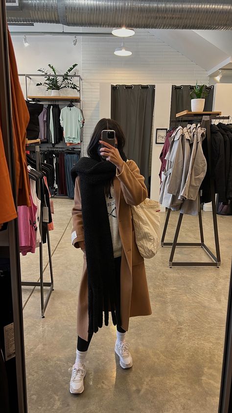 #ootd #outfitideas #outfitinspiration #winter #winteroutfit #scarf #camelcoat #sweatshirt #leggins Huge Scarf Outfit, Hoodie And Scarf Outfit, Ulzzang Scarf Outfit, Winter Scarf Hijab Outfit, Korean Winter Scarf Outfit, Selfie Winter, Outfits Leggins, Nice Face, Winter Vibes