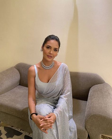 Esha Gupta in Ranian Esha Gupta, Grey Saree, Celebrity Stars, Saree Blouses, Stylish Sarees, Hot Dress, Saree Styles, Indian Beauty Saree, Indian Outfits