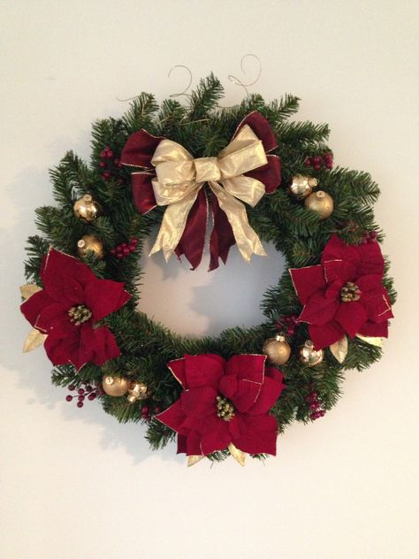 Homemade Christmas Wreaths Diy, Wreath Ideas Christmas, Real Christmas Wreaths, Homemade Christmas Wreaths, Red And Gold Christmas, Red And Gold Christmas Tree, Diy Christmas Decor, Christmas Dreaming, Christmas Wreaths Diy Easy