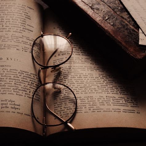 Books Photography Aesthetic, Dark Academia Glasses, Twilight Sparkle Aesthetic, Eyewear Aesthetic, Dark Academia Girl, Dream Thieves, Tijn Eyewear, 1940s Aesthetic, Sparkle Aesthetic