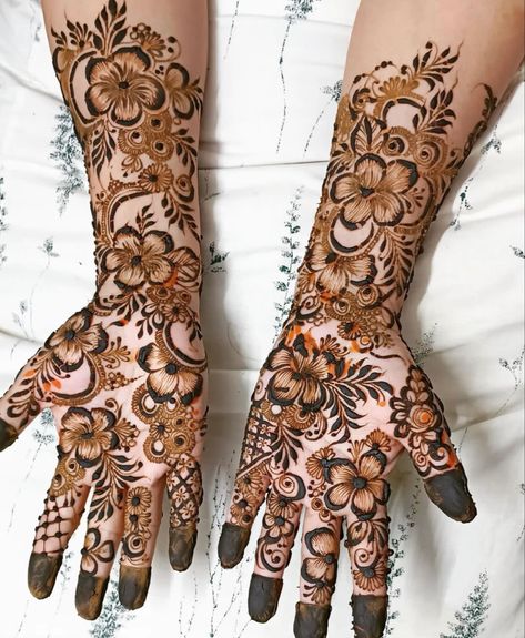 Right Hand Mehndi Design, Hina Designs, Henna Tattoo Designs Arm, Mehendi Bridal, Floral Mehndi, Mehndi Ideas, Beautiful Mehndi Designs, Henna Flower, Full Mehndi