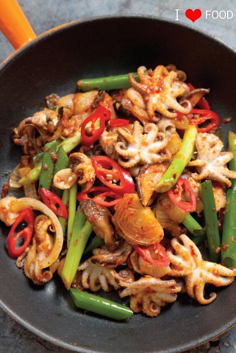 Stir-fried octopus is a classic Korean banchan (side dish). It is usually prepared with a small-sized octopus that is sliced and then fried in a flavorful combination of garlic, ginger, and gochujang chili paste, while other additions include sliced vegetables such as onions, scallions, cucumbers, chili peppers, or zucchinis. The dish is usually served sprinkled with roasted sesame seeds and goes exceptionally well with hearty Korean soups and stews. Nakji Bokkeum, Ojingeo Bokkeum, Spicy Octopus, Octopus Dish, Korean Soups, Korean Banchan, Sliced Vegetables, Octopus Recipes, Korean Soup