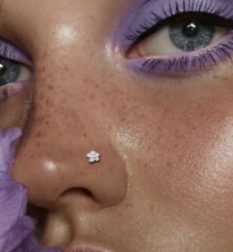 Pastel Purple Eyeshadow, Eyeliner Blue Eyes, Girls With Nose Rings, Small Nose Piercing, Nose Peircing, Orr Piercing, Nose Stud Piercing, Eyeshadow Purple, Silver Nose Stud