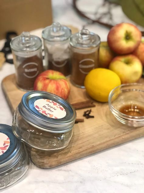 Diy Friendsgiving Gifts, Friends Giving Gifts, Friendsgiving Gift Ideas, Friendsgiving Gifts, Couples Dinner, Celebrating Friendship, Thanksgiving Fashion, Easy Christmas Gifts, Apple Butter