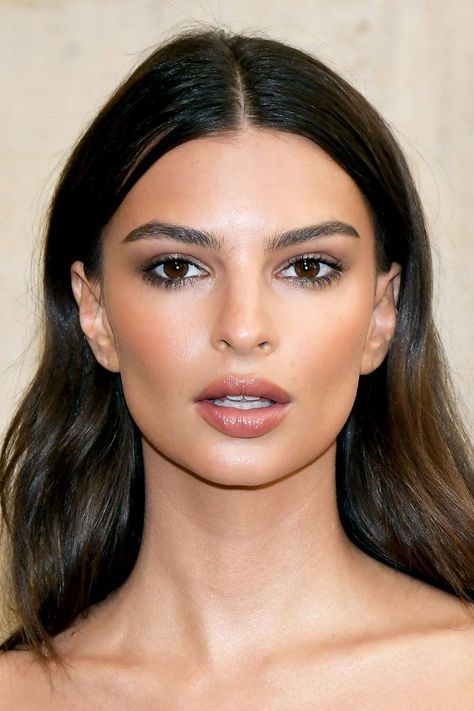 For some serious EmRata beauty inspiration, take a look back at our favorite Emily Ratajkowski makeup looks through the years. Emily Ratajkowski Makeup, Wedding Hairstyles And Makeup, Makeup Tip, Celebrity Makeup Looks, Show Beauty, Stunning Makeup, Emily Ratajkowski, Maquillaje Natural, Celebrity Makeup