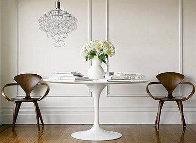 White + wood: Saarinen Tulip table + mid-century modern Norman Cherner chairs, chandelier 1940s Interior Design, Eero Saarinen Tulip Table, 1940s Interior, Saarinen Tulip Table, Saarinen Dining Table, Saarinen Table, Tulip Dining Table, Tulip Chair, Tulip Table