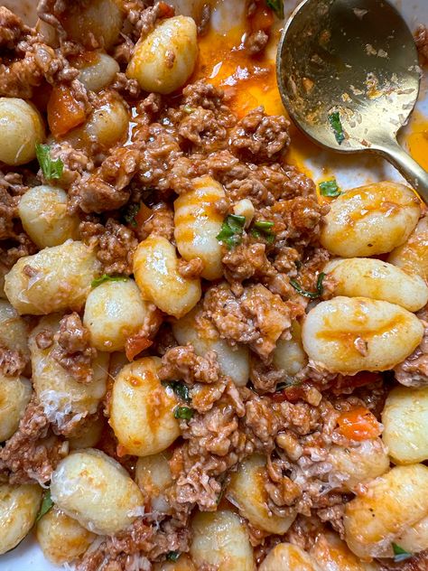 Simple Bolognese Recipe - This delicious and simple bolognese recipe simmers slowly on your stove top and makes the tastiest home cooked meal. Simple Bolognese Recipe, Pork Rind Chicken, Bolognese Recipe Easy, Spinach Artichoke Bites, Gnocchi Bolognese, Artichoke Bites, Best Bolognese Sauce, Italian Meat Sauce, Spinach And Bacon